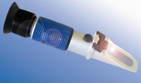 Hand-held refractometer